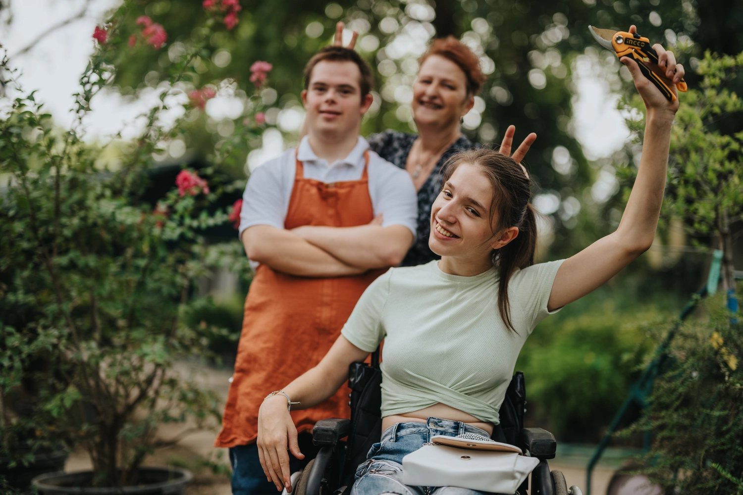 Odenwald - Stiftung Naturschutz - barrierefrei - Ein glückliches Mädchen im Rollstuhl mit Gartengeräten